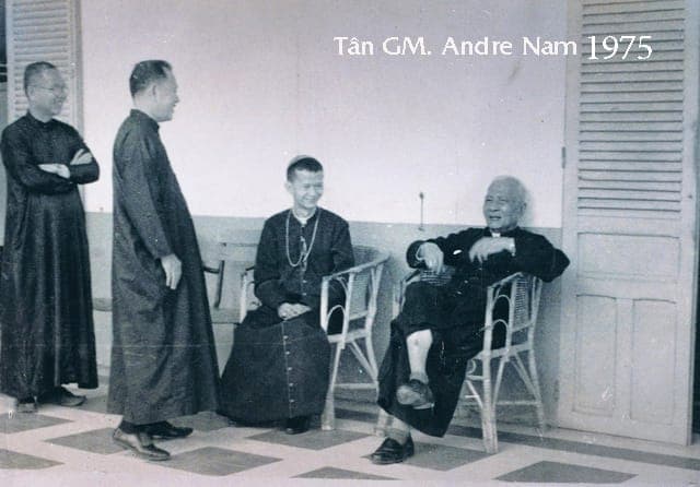 Đức Cha Anrê Nguyễn Văn Nam trong năm được tấn phong Giám mục Phó Giáo phận Mỹ Tho (10/06/1975). Ảnh mang chú thích gốc viết tay "Tân GM. Andre Nam 1975".