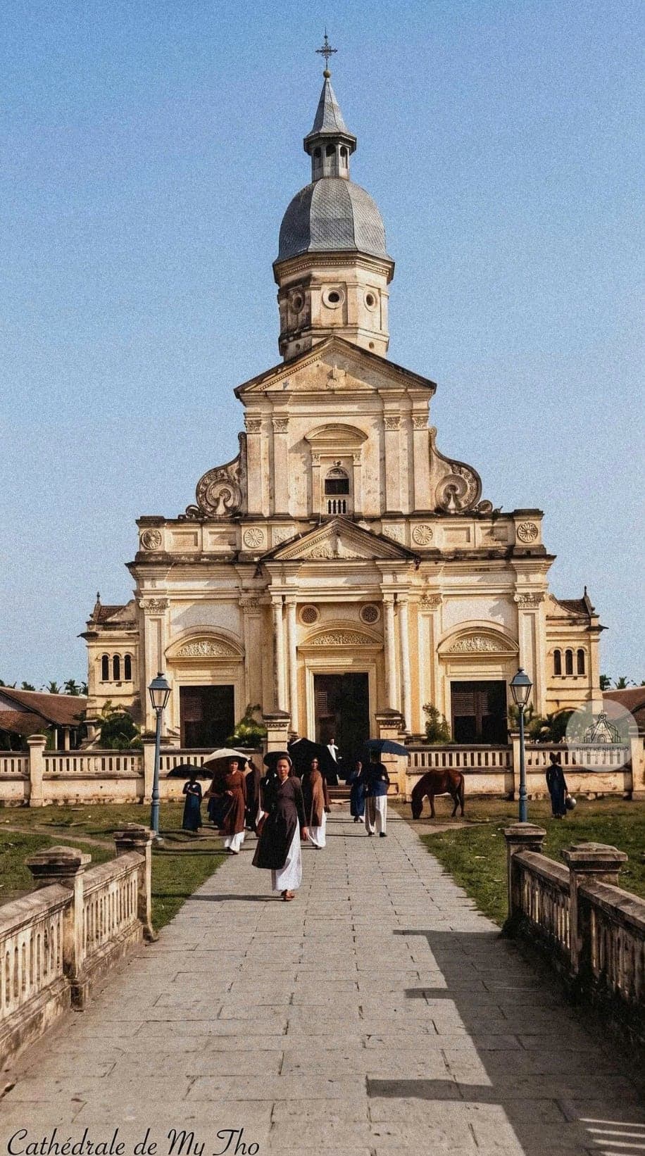 Chính ngôi nhà thờ trong bản khắc 1877, chụp lại thời Pháp thuộc với chú thích gốc "Cathédrale de My Tho". Đối chiếu hai hình thấy trùng khớp từng chi tiết: mái vòm có đèn lồng, các cửa tròn trên tang trống, trán tường Baroque cuộn và ba vòm cửa. Đây là ngôi thánh đường Cha Sorel dựng, Cha Moulins hoàn tất, làm phép 12/03/1876 và bị tháo dỡ khoảng năm 1900.