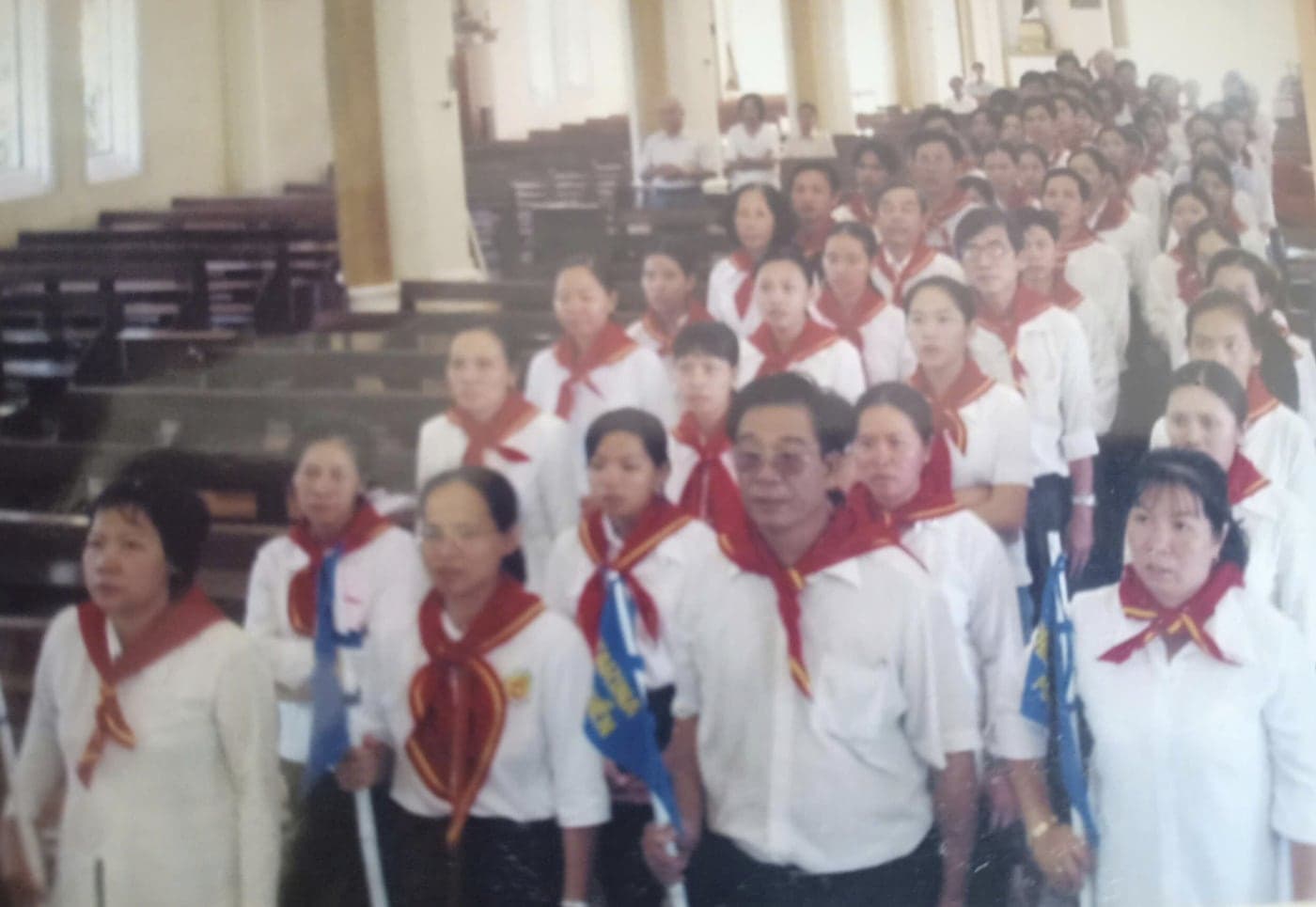 Đoàn Huynh Trưởng cùng cờ đoàn tiến vào nhà thờ trong nghi thức sai đi.