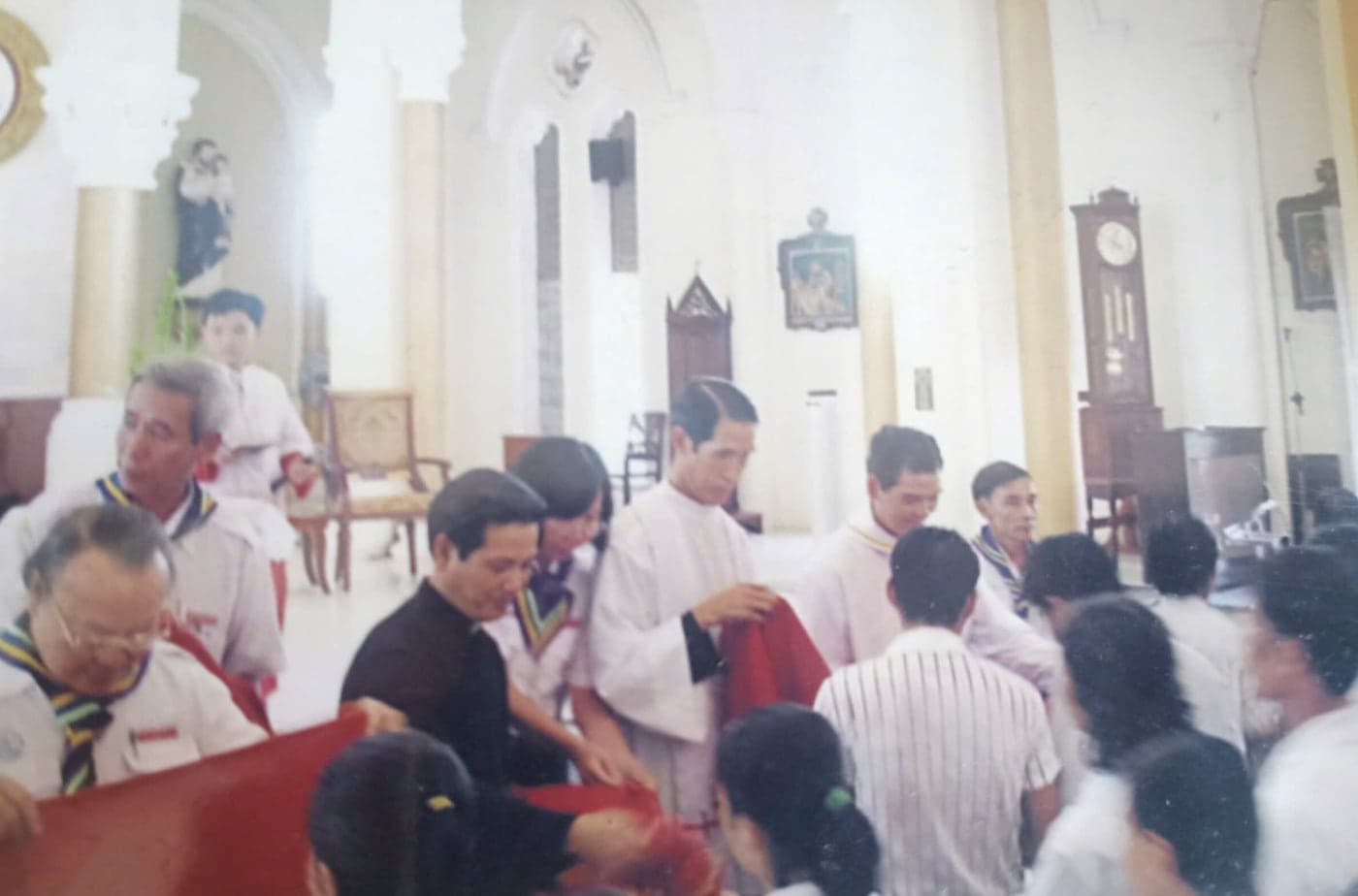 Nghi thức làm phép khăn quàng và trao khăn trong giờ Chầu Thánh Thể kết thúc ngày sa mạc.